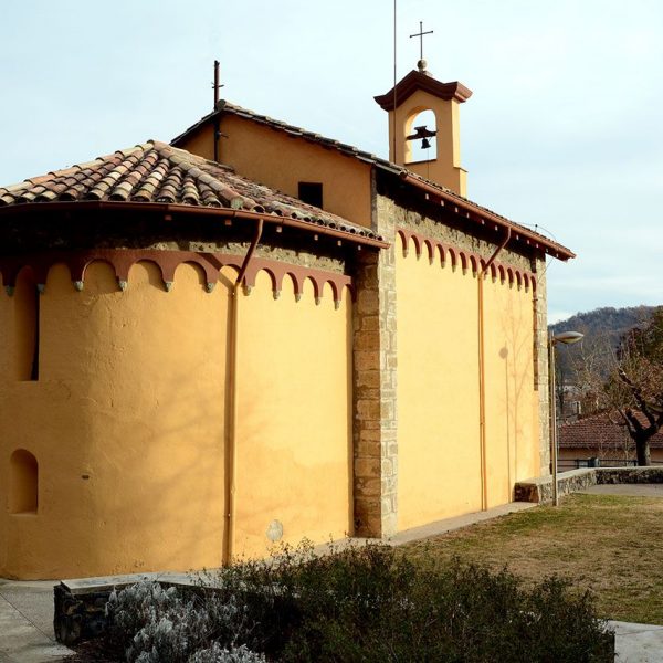 Olot.- Capella Nostra Senyora dels Desemparats, d'estil historicista, S. XIX. Consta d'una sola nau i absis semicircular (12/2017)