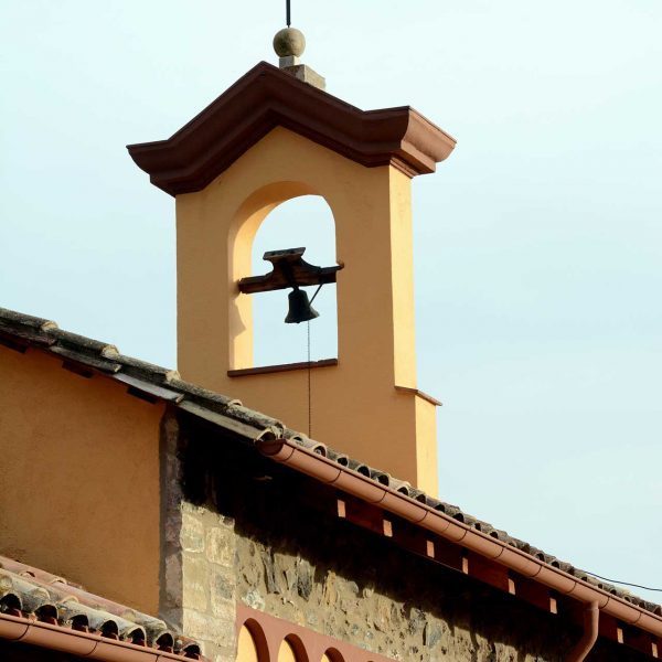 Olot.- Capella Nostra Senyora dels Desemparats, d'estil historicista del S. XIX. El campanar d'espadanya està situat sobre la coberta al frontal (12/2017)