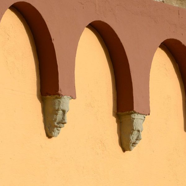 Olot.- Capella Nostra Senyora dels Desemparats, d'estil historicista del S. XIX. Uns caps de persones forrmen unes falses impostes (12/2017)