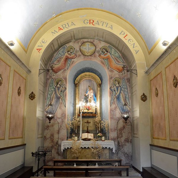 Olot.- Capella Nostra Senyora dels Desemparats, d'estil historicista del S. XIX. Vista de l'interior coberta amb volta de canó (12/2017)