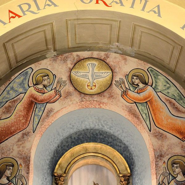 Olot.- Capella Nostra Senyora dels Desemparats, d'estil historicista del S. XIX. Detall de les pintures de l'absis (12/2017)