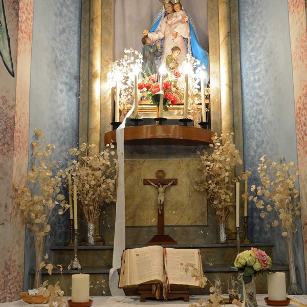 Olot.- Capella Nostra Senyora dels Desemparats, d'estil historicista del S. XIX. Vista de l'altar amb l'matge de la Mare de Déu dels Desamparats (12/2017)