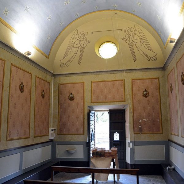 Olot.- Capella Nostra Senyora dels Desemparats, d'estil historicista del S. XIX. Vista del fons de la nau (12/2017)