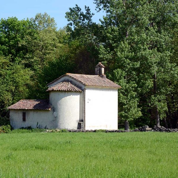 Olot.- Capella de la Salut d'estil historicista del S. XIX. Consta d'una sola nau i absis semicircular. Al frontal hi ha un campanar d'espadanya (4/2017)