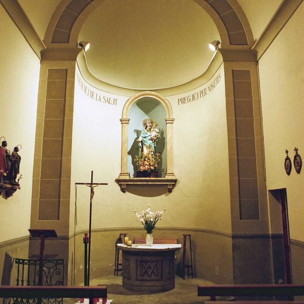 Olot.- Capella de la Salut d'estil historicista del S. XIX. Vista general de l'interior d'una sola nau (12/2001)