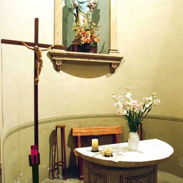 Olot.- Capella de la Salut d'estil historicista del S. XIX. Vista de l'altar i dins la fornícula l'imatge de la Mare de Déu (12/2001)