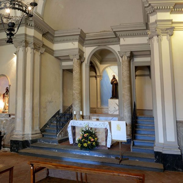 Olot.- Capella de Sant Francesc del S XVII. Consta d'una sola nau amb creuer visible exteriorment i coberta amb volta de canó (10/2017)