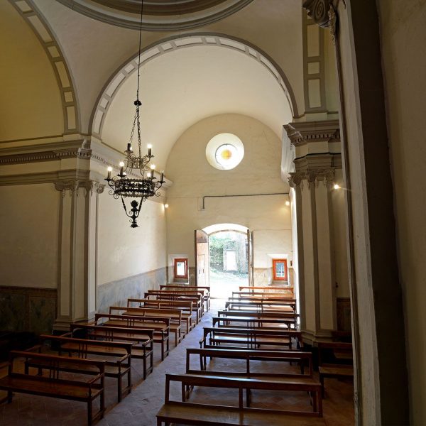 Olot.- Capella de Sant Francesc del S XVII. Consta d'una sola nau amb creuer visible exteriorment i coberta amb volta de canó (10/2017)