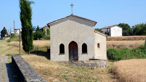 Olot.- Capella de Sant Martirià. Situada a la rotonda de Santa Pau. Té una sola nau i la porta i dues finestres son d'arc apuntat. (6/2017)