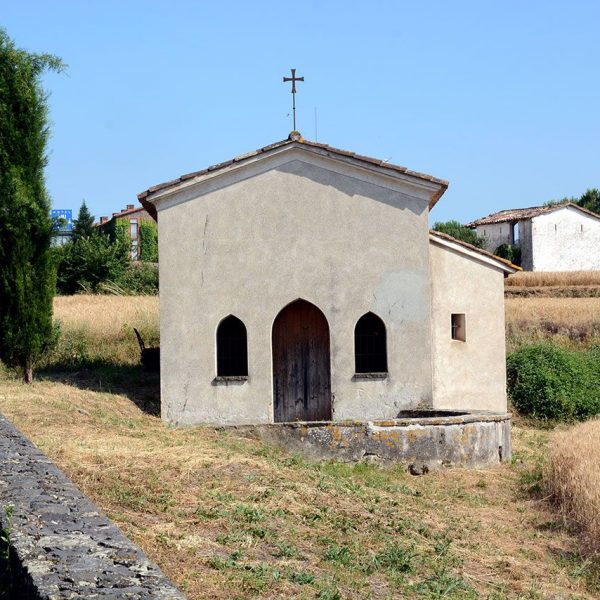 Olot.- Capella de Sant Martirià. Situada a la rotonda de Santa Pau. Té una sola nau i la porta i dues finestres son d'arc apuntat. (6/2017)