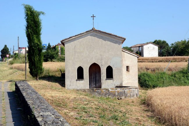 Olot.- Capella de Sant Martirià. Situada a la rotonda de Santa Pau. Té una sola nau i la porta i dues finestres son d'arc apuntat. (6/2017)