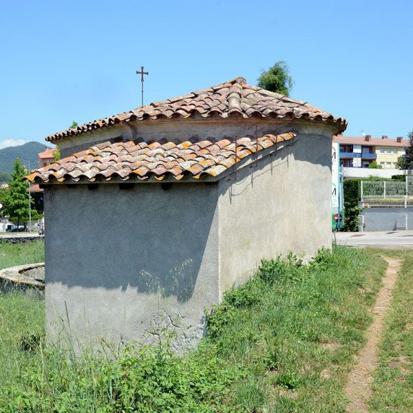 Olot.- Capella de Sant Martirià. Situada a la rotonda de Santa Pau. Té una sola nau amb la sagristia tangencial a l'absis (6/2017)