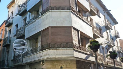 Olot.- Casa de l'Argence. Edifici d'estil racionalista del S. XX (12/2016)