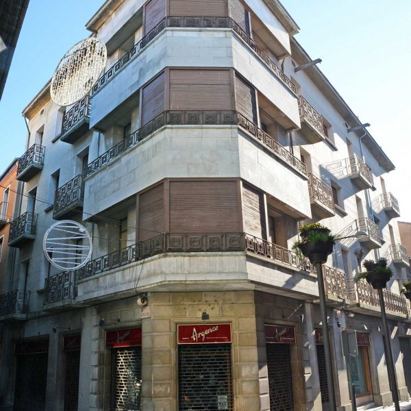 Olot.- Casa de l'Argence. Edifici d'estil racionalista del S. XX (12/2016)