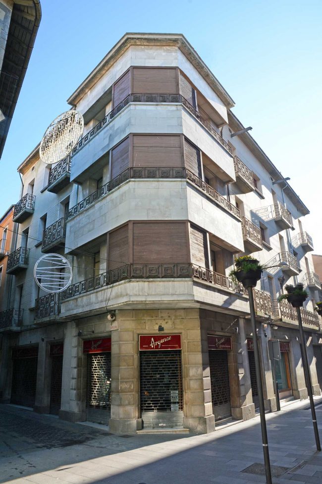 Olot.- Casa de l'Argence. Edifici d'estil racionalista del S. XX (12/2016)