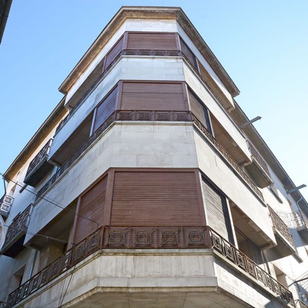 Olot.- Casa de l'Argence, Edifici d'estil racionalista del S. XX (12/2016)