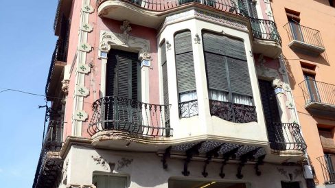 Olot.- Casa Gaietà Vila d'estil modernista del S. XX amb tres façanes.Està decorada amb motius vegetals i ceràmica vidriada (3/2017)