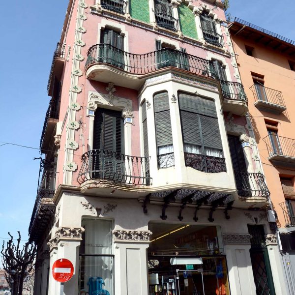 Olot.- Casa Gaietà Vila d'estil modernista del S. XX amb tres façanes.Està decorada amb motius vegetals i ceràmica vidriada (3/2017)