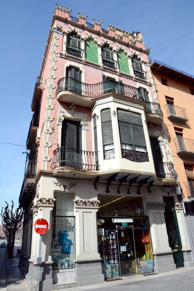 Olot.- Casa Gaietà Vila d'estil modernista del S. XX amb tres façanes.Està decorada amb motius vegetals i ceràmica vidriada (3/2017)