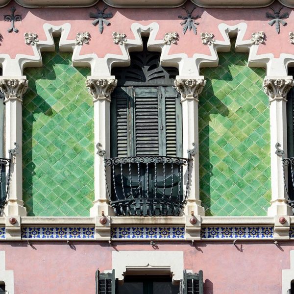 Olot.- Casa Gaietà Vila d'estil modernista del S. XX amb tres façanes.Està decorada amb motius vegetals i ceràmica vidriada (3/2017)