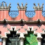 Olot.- Casa Gaietà Vila d'estil modernista del S. XX. Vista de les finestres de l'ultim pis i barana del terrat (3/2017)