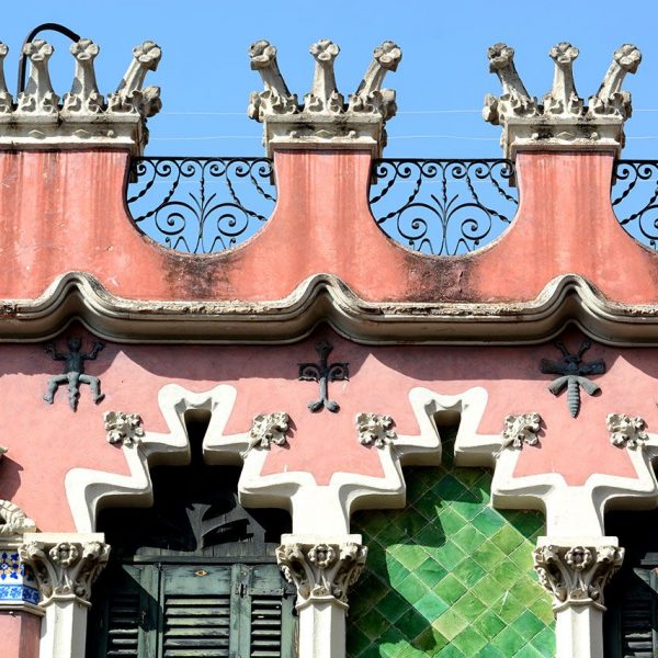 Olot.- Casa Gaietà Vila d'estil modernista del S. XX. Vista de les finestres de l'ultim pis i barana del terrat (3/2017)