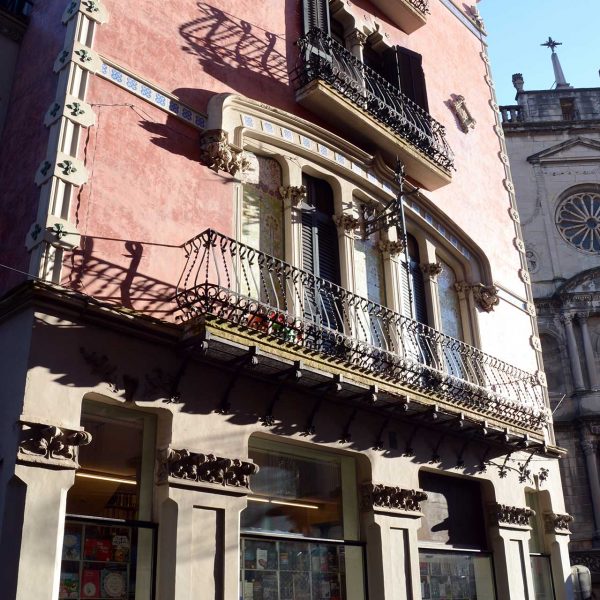 Olot.- Casa Gaietà Vila d'estil modernista del S. XX. Façana lateral decorada amb motius vegetals i ceràmica vidriada (3/2017)