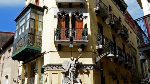 Olot.- Casa Gassiot, d'estil modernista del S. XX amb tres façanes. La central té una figura al·legòrica i dos pisos amb balcons (5/2017)