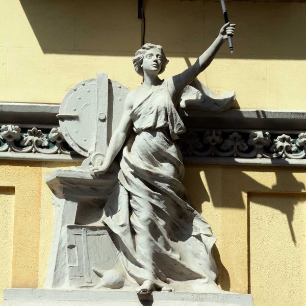 Olot.- Casa Gassiot, d'estil modernista del S. XX. Figura al·legòrica de la façana central dedicada a la Radiografia, especialitat del propietari (5/2017)