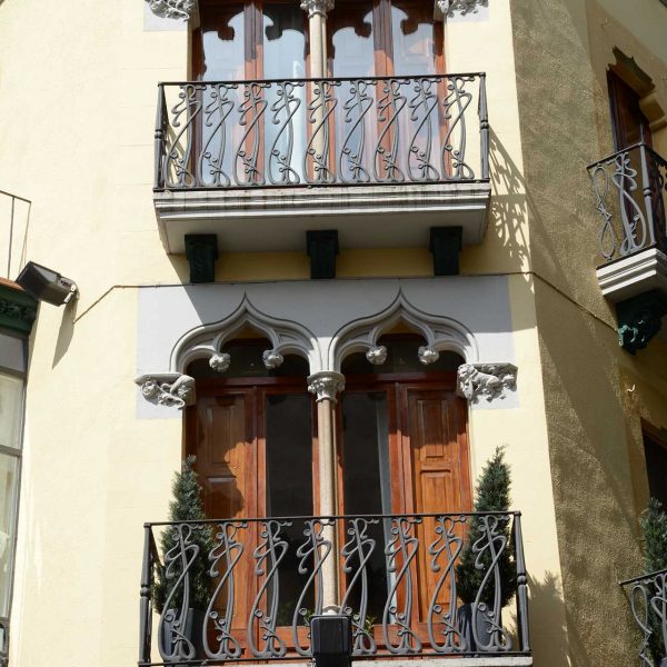 Olot.- Casa Gassiot, d'estil modernista del S. XX. Balcons de la façana central de ferro forjat i acabat neogòtic (5/2017)