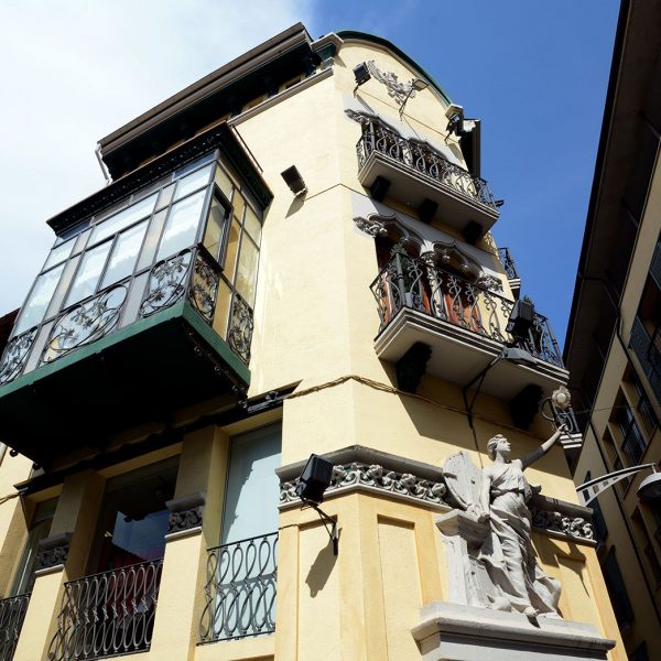 Olot.- Casa Gassiot, d'estil modernista del S. XX. Vista en perspectiva de dues façanes (5/2017)
