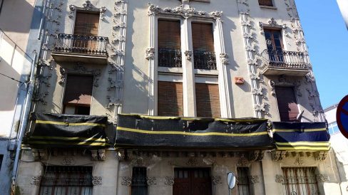 Olot.- Casa Masllorens d'estil modernista del S. XIX. La planta noble te una gran balconada i dos de menors sostingudes per mènsules (4/2017)