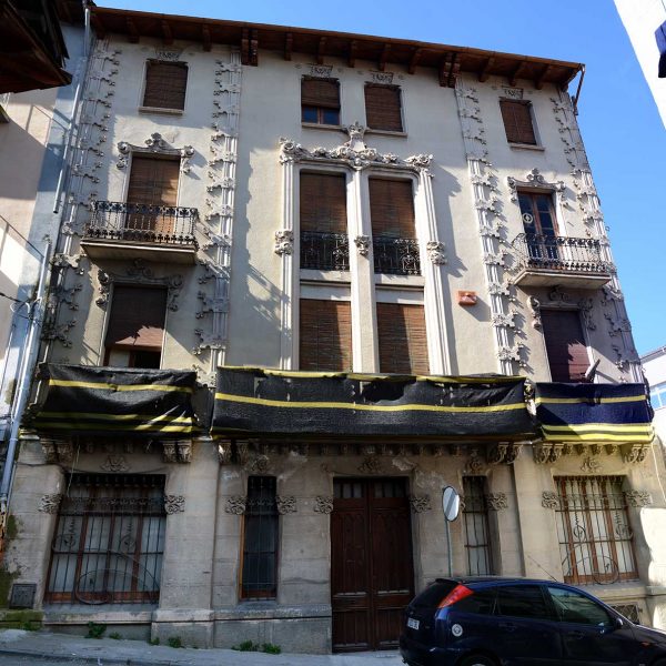 Olot.- Casa Masllorens d'estil modernista del S. XIX. La planta noble te una gran balconada i dos de menors sostingudes per mènsules (4/2017)
