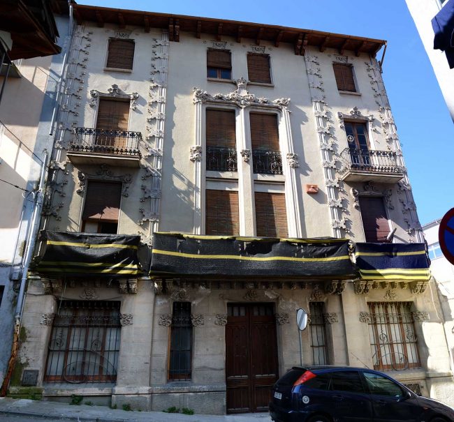 Olot.- Casa Masllorens d'estil modernista del S. XIX. La planta noble te una gran balconada i dos de menors sostingudes per mènsules (4/2017)