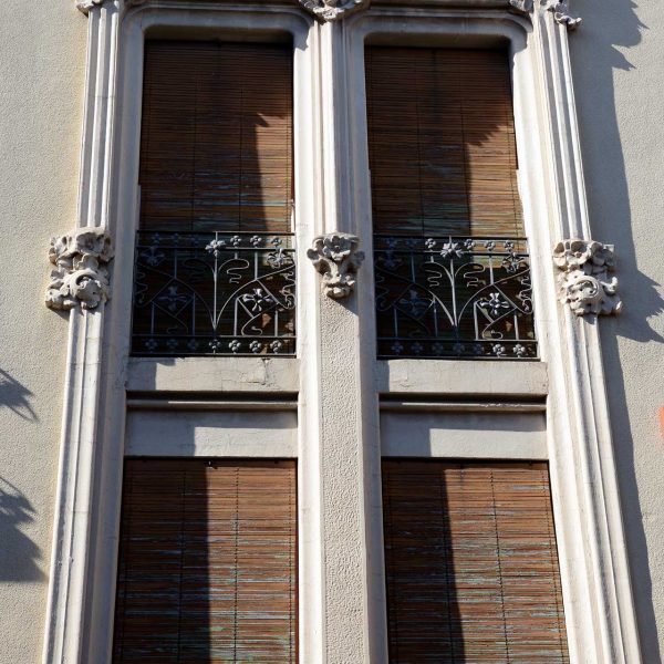 Olot.- Casa Masllorens d'estil modernista del S. XIX. El balcó de la planta noble i pis superior està delimitat per una motllura decorada (4/2017)