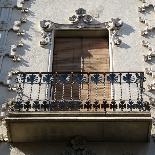 Olot.- Casa Masllorens d'estil modernista del S. XIX. Vista d'un dels balcons laterals del segon pis (4/2017)