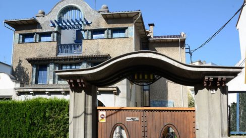 Olot.- Casa Masramon, d'estil noucentista de Rafael Masó, S. XX, presenta trets gaudinians amb obertures ovalades i formes corves (4/2017)
