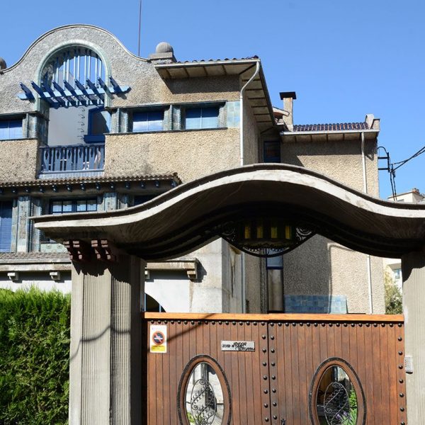 Olot.- Casa Masramon, d'estil noucentista de Rafael Masó, S. XX, presenta trets gaudinians amb obertures ovalades i formes corves (4/2017)