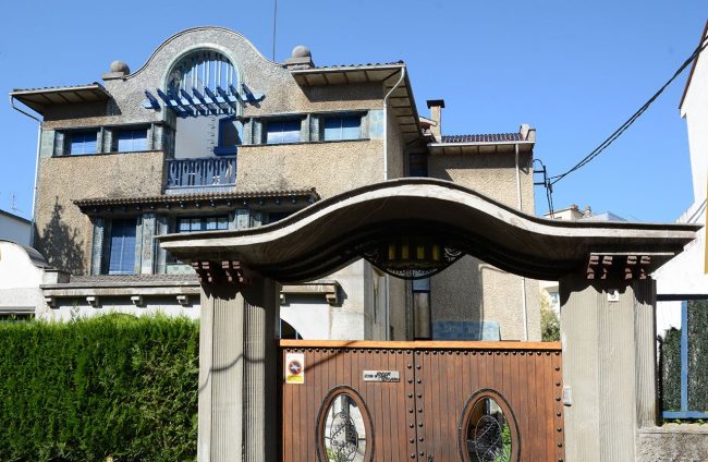 Olot.- Casa Masramon, d'estil noucentista de Rafael Masó, S. XX, presenta trets gaudinians amb obertures ovalades i formes corves (4/2017)