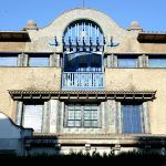 Olot.- Casa Masramon, d'estil noucentista de Rafael Masó, S. XX, presenta trets gaudinians amb obertures ovalades i formes corves (4/2017)