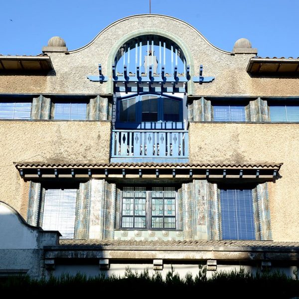 Olot.- Casa Masramon, d'estil noucentista de Rafael Masó, S. XX, presenta trets gaudinians amb obertures ovalades i formes corves (4/2017)