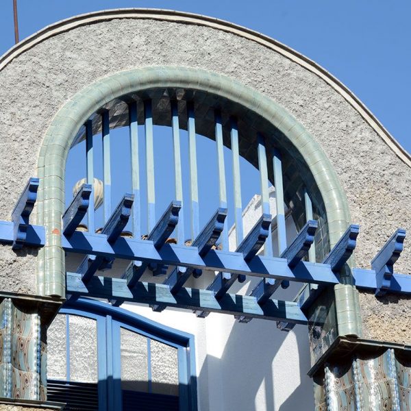 Olot.- Casa Masramon, d'estil noucentista de Rafael Masó, S. XX. Estructura que cobreix la baconada superior (4/2017)