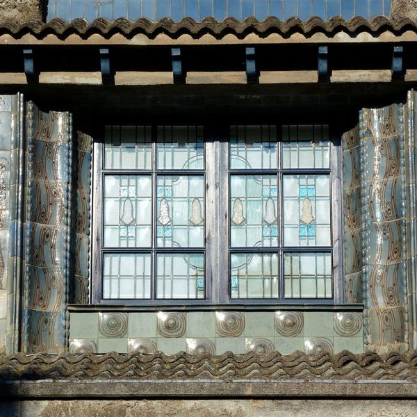 Olot.- Casa Masramon, d'estil noucentista de Rafael Masó, S. XX, presenta trets gaudinians amb obertures ovalades i formes corves (4/2017)