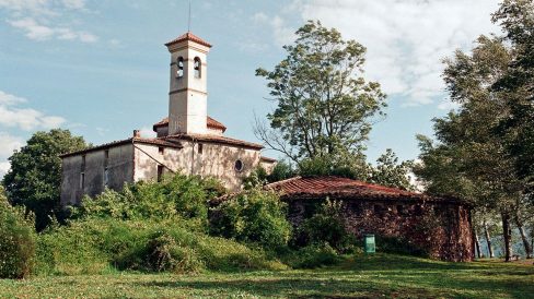 Olot.- Fortí Carlí de Sant Francesc de forma semicircular amb espitlleres en una fotografia del l'any 1995