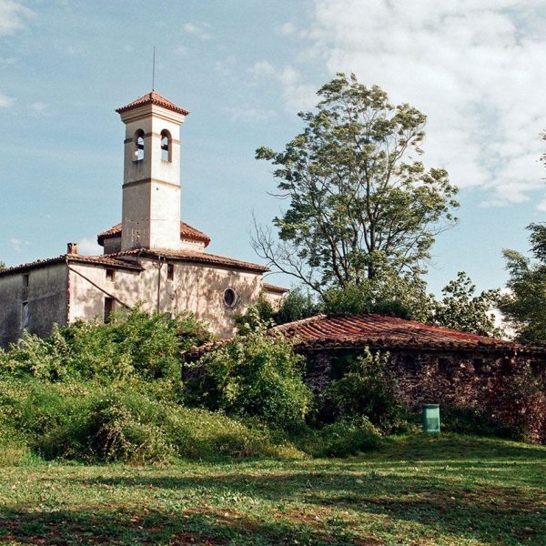 Olot.- Fortí Carlí de Sant Francesc de forma semicircular amb espitlleres en una fotografia del l'any 1995