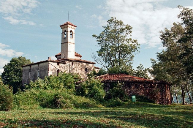 Olot.- Fortí Carlí de Sant Francesc de forma semicircular amb espitlleres en una fotografia del l'any 1995