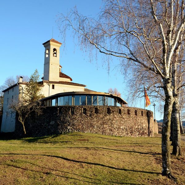Olot.- Fortí Carlí de Sant Francesc, de forma semicircular amb espitlleres una vegada remodelat l'any 2017 construint una cafeteria (12/2017) i