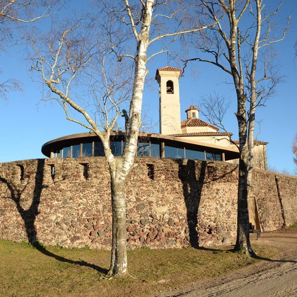 Olot.- Fortí Carlí de Sant Francesc, de forma semicircular amb espitlleres una vegada remodelat l'any 2017 construint una cafeteria (12/2017)