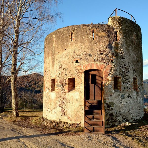 Olot.- Torre del primer fortí Carlí de Sant Francesc de planta circular amb espitlleres del S. XIX a la cima del volcà Montsacopa. (12/2016)