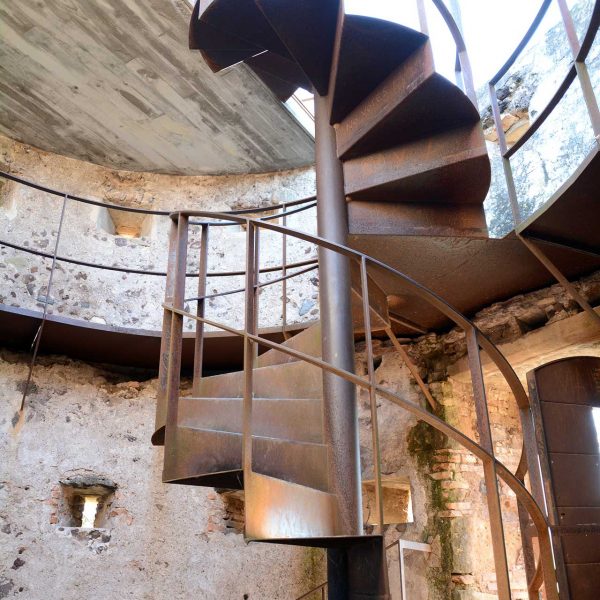 Olot.- Torre del primer fortí Carlí de Sant Francesc de planta circular amb espitlleres del S. XIX. Vista de l'interior rehabilitat (12/2016)